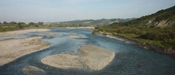 Sabbia e ghiaia prelevati dal fiume Neto, una denuncia nel Crotonese