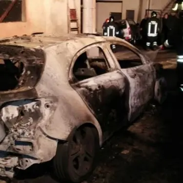 Auto in fiamme nella notte a Squillace, indagini