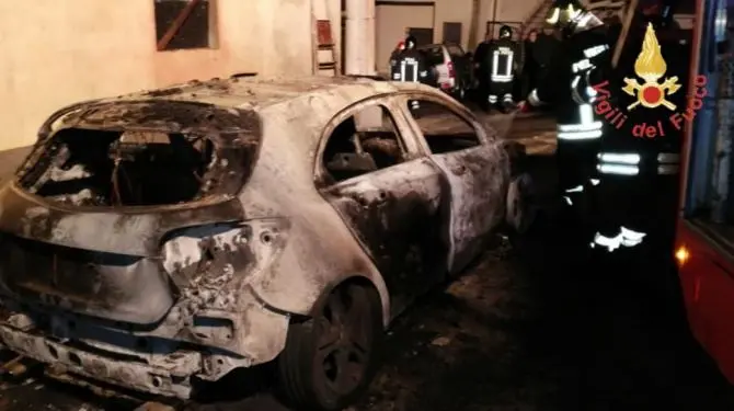 Auto in fiamme nella notte a Squillace, indagini