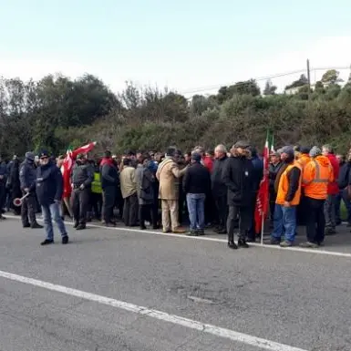 Ex lsu-lpu bloccano la statale 106 ad Amendolara, disagi