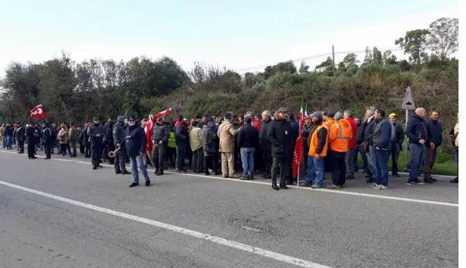 Ex lsu-lpu bloccano la statale 106 ad Amendolara, disagi