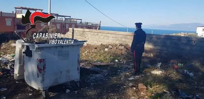 Sorpresi a bruciare rifiuti, denunciati sette operatori ecologici a Pizzo