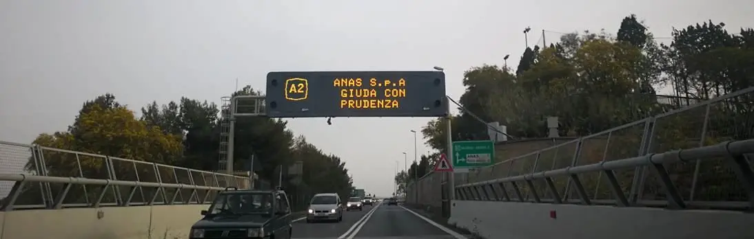 Amori, orrori e bagliori di bizzarra umanità sulla tangenziale di Reggio Calabria