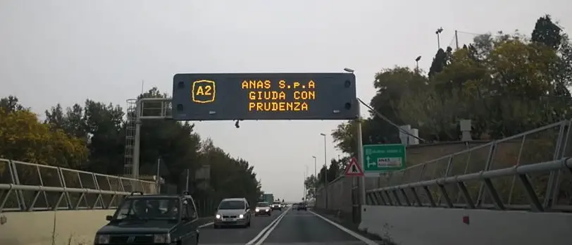 Amori, orrori e bagliori di bizzarra umanità sulla tangenziale di Reggio Calabria