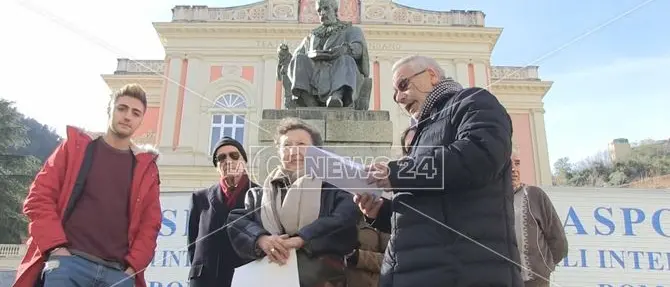 Cosenza, il sit-in di Civica Amica in sostegno della Biblioteca
