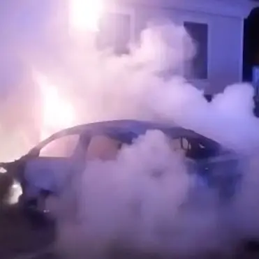 Ancora un'auto in fiamme a Squillace, nel mirino una famiglia