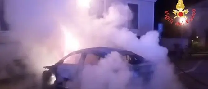 Ancora un'auto in fiamme a Squillace, nel mirino una famiglia