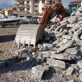 Strongoli, il capannone è abusivo: demolito dal proprietario