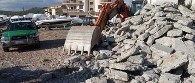 Strongoli, il capannone è abusivo: demolito dal proprietario