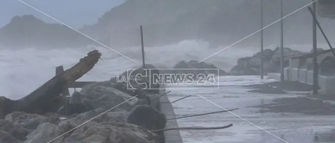 Tortora, il consigliere: «Le carte contro l'erosione costiera dormono in Regione»