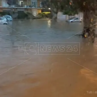 Soverato si sveglia allagata: strade come fiumi dopo la tempesta