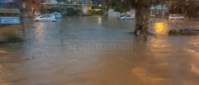 Soverato si sveglia allagata: strade come fiumi dopo la tempesta