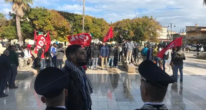 Rogo mortale a San Ferdinando, migranti in corteo: il Prefetto convoca vertice urgente