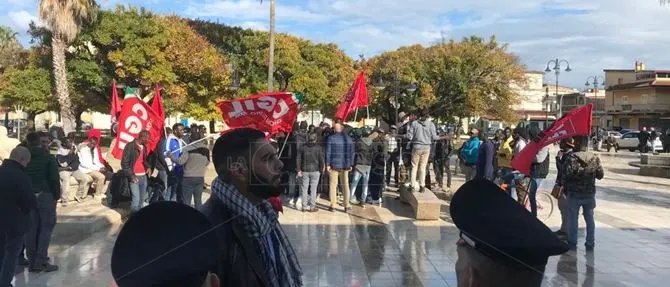 Rogo mortale a San Ferdinando, migranti in corteo: il Prefetto convoca vertice urgente