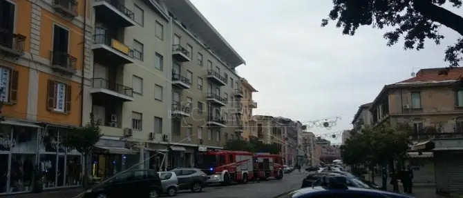 Incendio distrugge un appartamento, attimi di paura a Cosenza