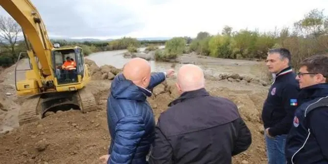 Crati, Oliverio nei luoghi dell’esondazione: «La non cura del territorio ha portato il conto»