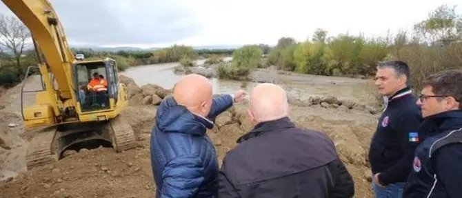 Crati, Oliverio nei luoghi dell’esondazione: «La non cura del territorio ha portato il conto»