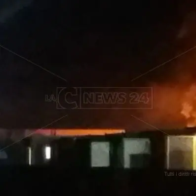 Incendio a San Ferdinando: «Qui la moderna schiavitù del nostro Paese»