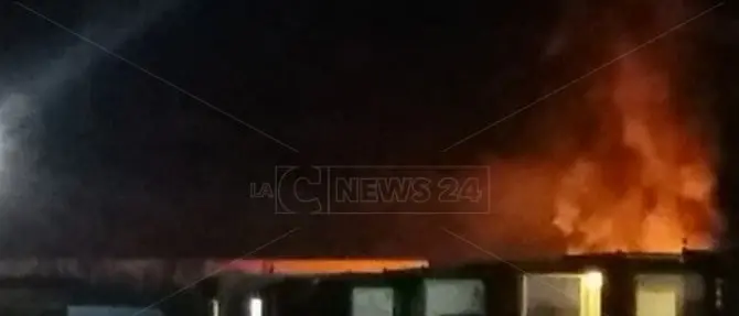 Incendio a San Ferdinando: «Qui la moderna schiavitù del nostro Paese»