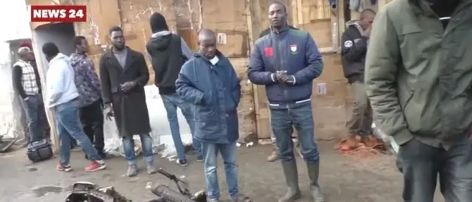 Rogo nella tendopoli, gli amici della vittima: «Forse lo hanno ucciso»