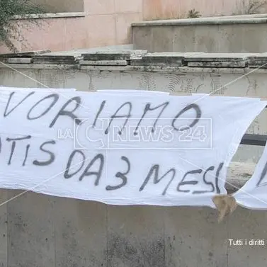 Cosenza, l'azienda non paga da tre mesi: lavoratori in protesta