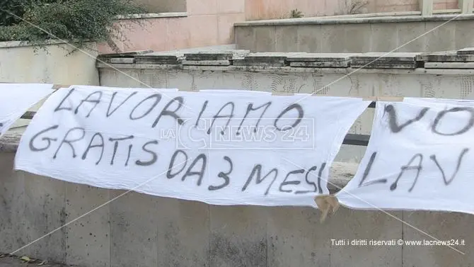 Cosenza, l'azienda non paga da tre mesi: lavoratori in protesta