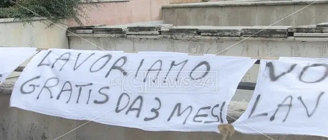 Cosenza, l'azienda non paga da tre mesi: lavoratori in protesta