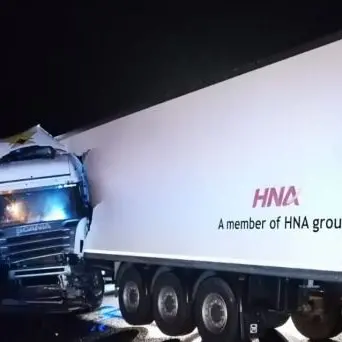 Autoarticolato contro guardrail sull’A2, ferito il conducente