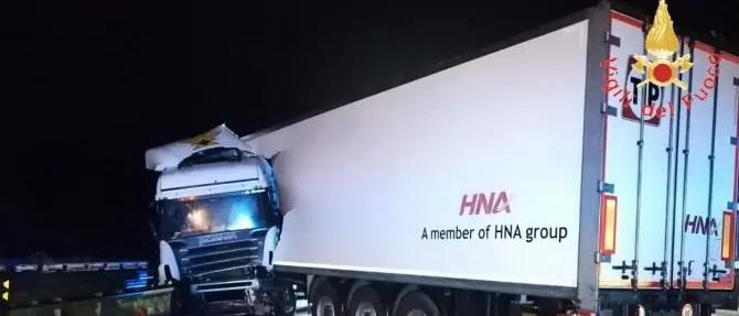 Autoarticolato contro guardrail sull’A2, ferito il conducente