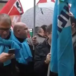 Lsu e Lpu, esplode la rabbia dei lavoratori. Occupati i binari: «Devastati dalla precarietà»