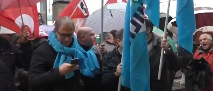 Lsu e Lpu, esplode la rabbia dei lavoratori. Occupati i binari: «Devastati dalla precarietà»