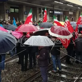 Occupazione binari ex Lsu-Lpu, ritardi nella circolazione dei treni