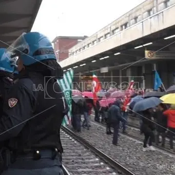 Lsu e Lpu, binari di nuovo occupati e disagi alla circolazione