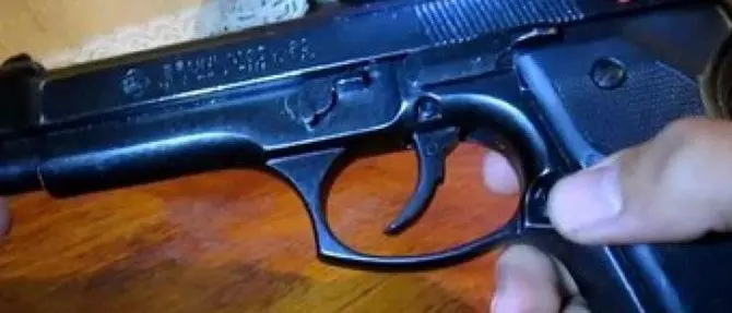Lancia pistola sul tetto di casa durante una perquisizione, arrestato