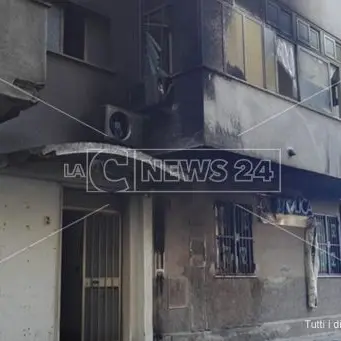 Notte di fuoco a Tropea, in fiamme tre auto e l’esterno di un palazzo