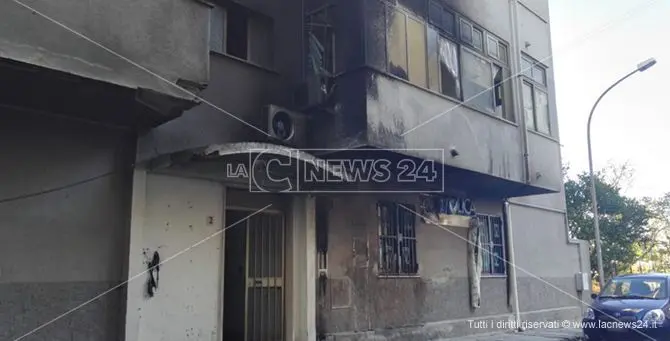 Notte di fuoco a Tropea, in fiamme tre auto e l’esterno di un palazzo