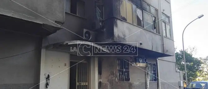 Notte di fuoco a Tropea, in fiamme tre auto e l’esterno di un palazzo