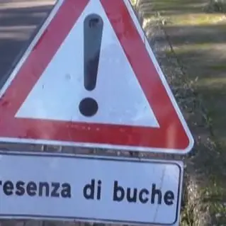 Le strade di Rende disseminate di buche, la rabbia degli automobilisti