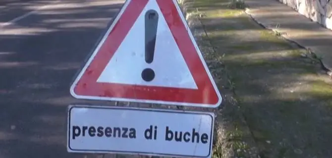 Le strade di Rende disseminate di buche, la rabbia degli automobilisti