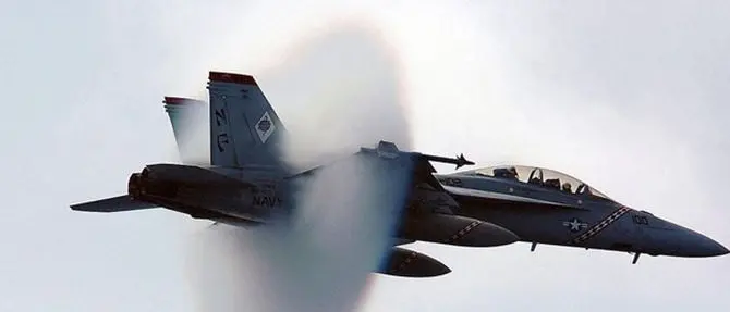 Due jet infrangono il muro del suono e scuotono l'Alto Tirreno cosentino