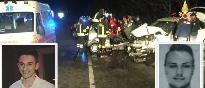 Scontro frontale sulla statale 106 a Simeri, morti due giovani