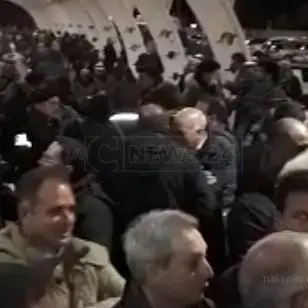 I lavoratori invadono l’aeroporto nel tentativo di intercettare il ministro prima che voli a Roma