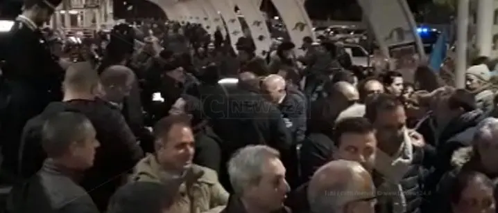 I lavoratori invadono l’aeroporto nel tentativo di intercettare il ministro prima che voli a Roma