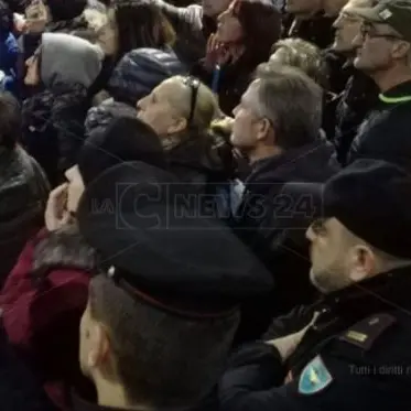 Il ministro vola via senza incontrare i lavoratori. Delusione e rabbia all'aeroporto di Lamezia
