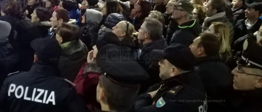 Il ministro vola via senza incontrare i lavoratori. Delusione e rabbia all'aeroporto di Lamezia