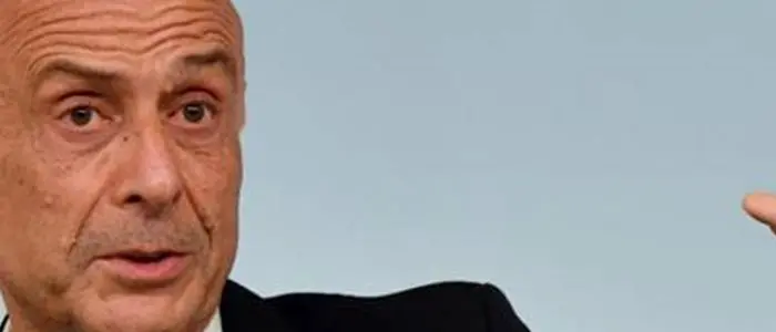 Il “ciaone” di Minniti che ritira la candidatura. Renziani nel panico ma Matteo se ne frega