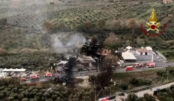 Inferno sulla Salaria, esplode distributore di benzina: 2 morti e 18 feriti