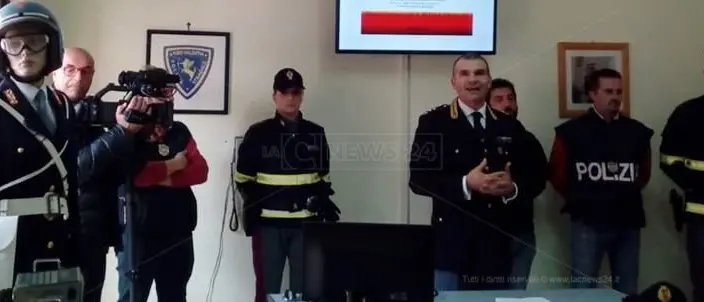 Mezzi rubati e venduti on line: sgominata la banda dei furti nei cantieri autostradali