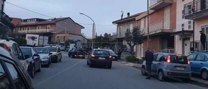 Giovane sale sul tetto e minaccia di buttarsi giù, panico a Paravati
