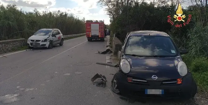 Impatto tra tre auto sulla statale 106 a Badolato: due feriti